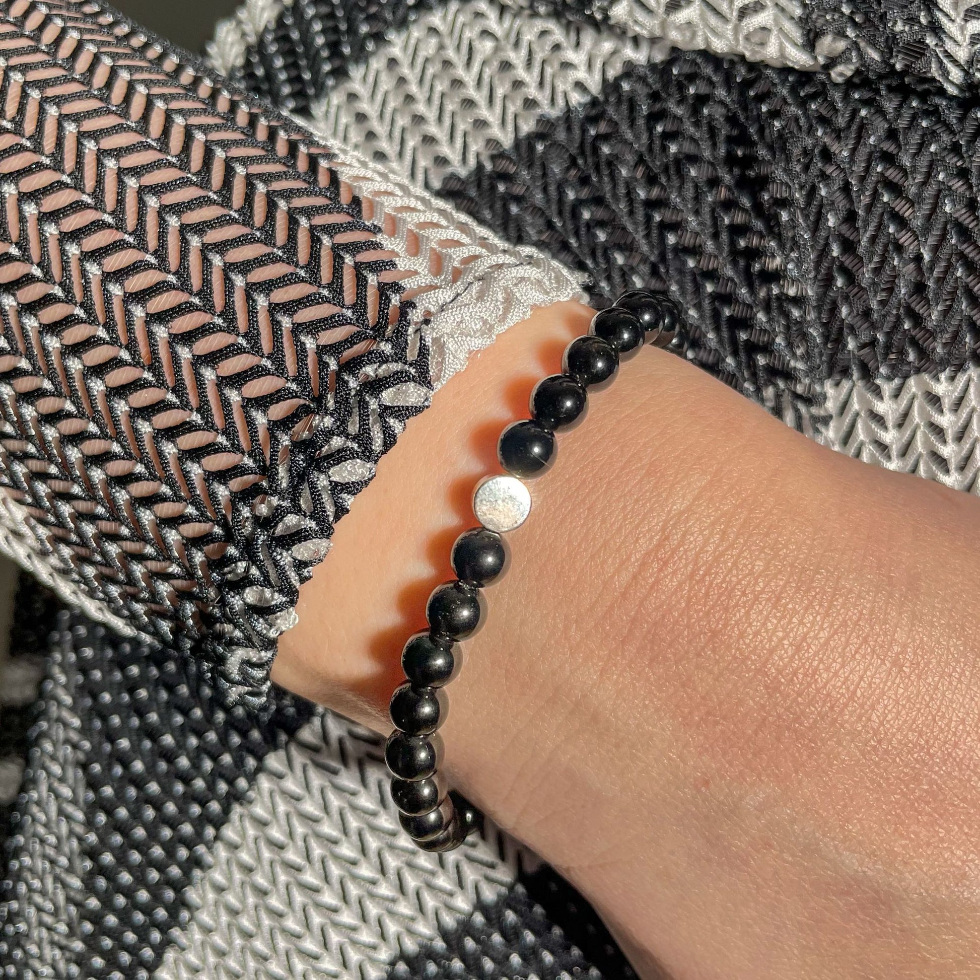 Brățară Black Onyx 6 mm cu element din argint 925, montată pe elastic, design minimalist elegant