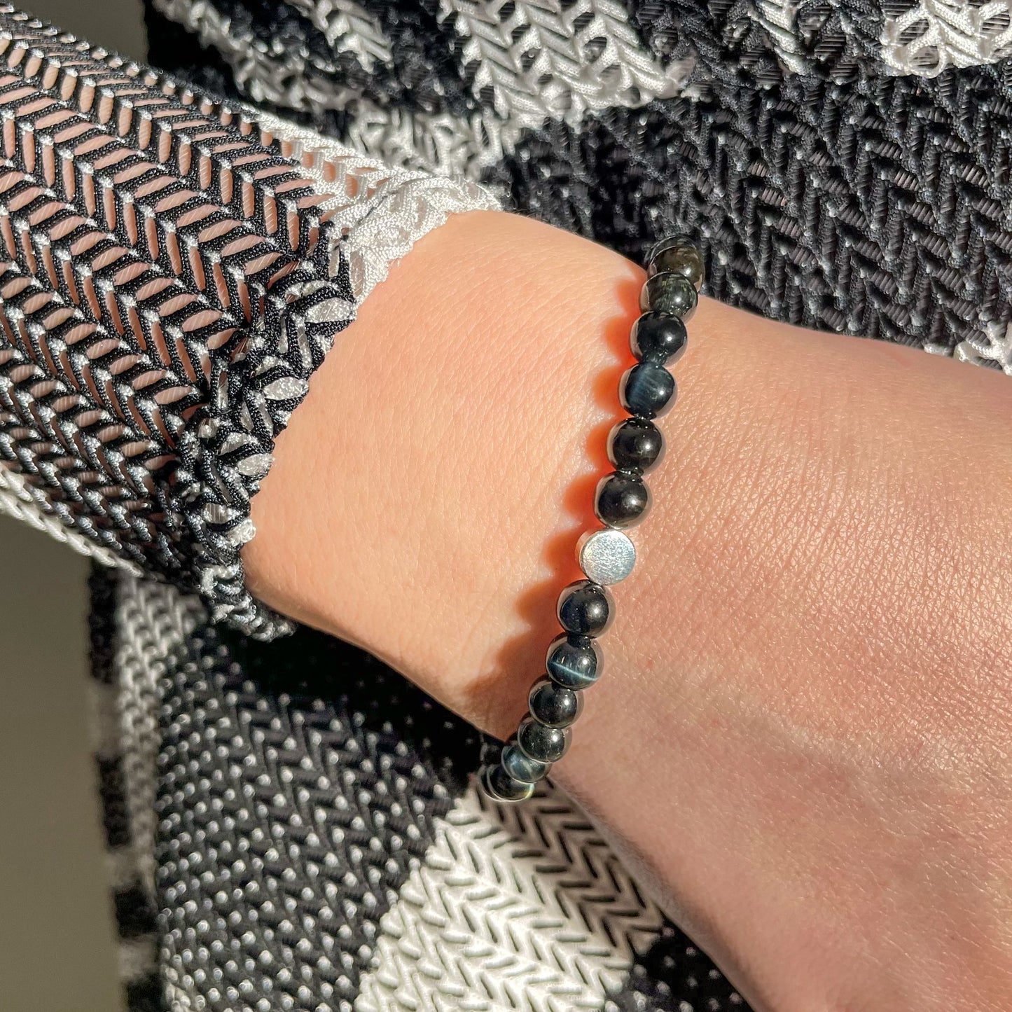 Brățară Blue Tiger Eye 6 mm cu element din argint 925, montată pe elastic, design elegant minimalist