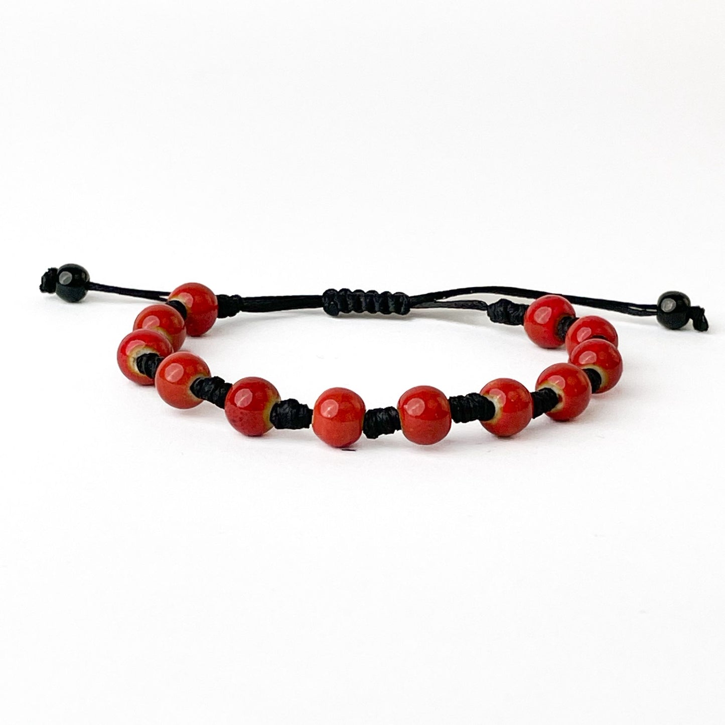 brățară ceramică roșie reglabilă handmade pe șnur negru