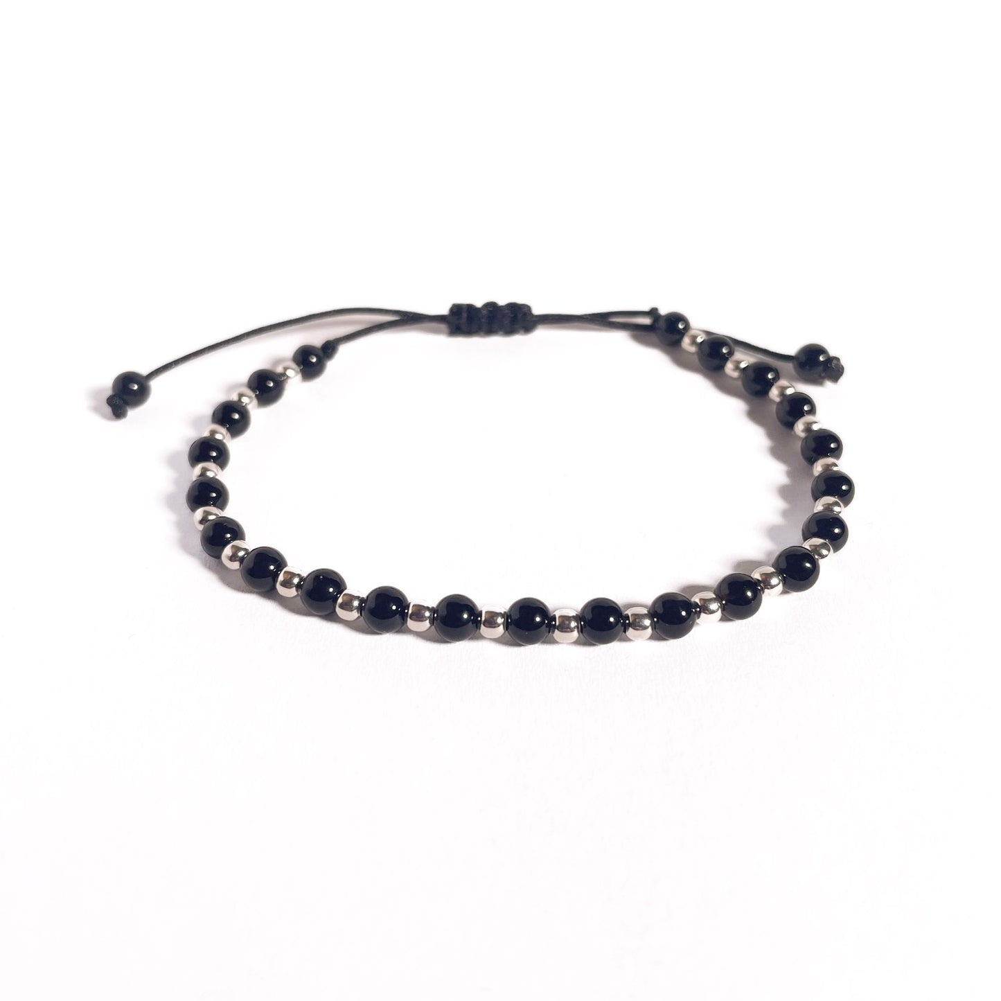 Brățară Onix 4 mm cu bile din argint 925 de 3 mm pe șnur reglabil negru